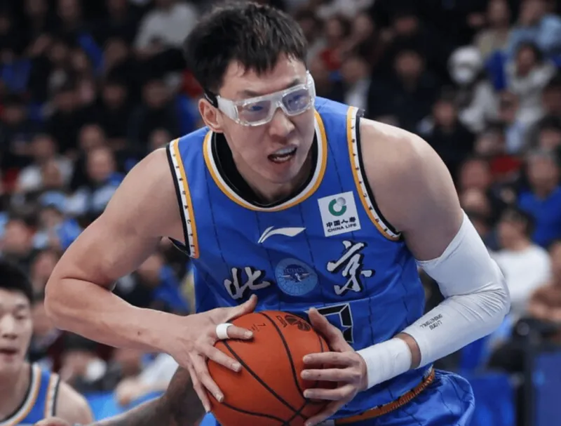 周琦第四节没有出战，全场出战18分钟得到5分9篮板1抢断2帽