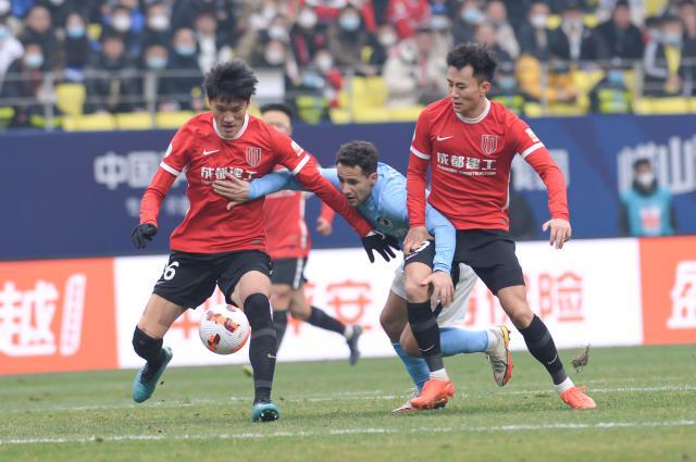 开云官网-【中超】周定洋梅开二度朱挺染红 成都3比0大连人