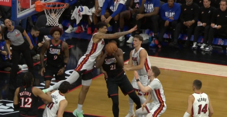 开云-望无大碍！恩比德被韦尔顶到右侧肋部 回更衣室后已坐回替补席