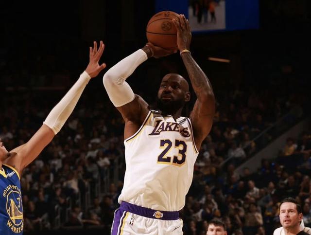 开云官网-名记：建议詹姆斯学习霉霉，和每支球队都签一周进行退役巡演