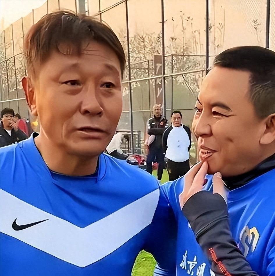 开云体育入口-前国脚高峰现状：54岁很显老，妻子也是运动员，二儿子和继父更亲