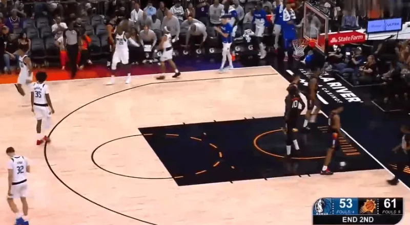 太阳半场61-53领先独行侠，布克19分&amp;amp;弗拉格10中3得到6分